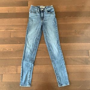 High Rise Levi’s skinny jean. Size 24